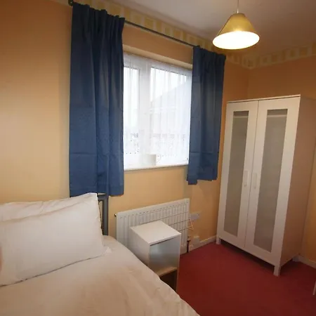 3 Bed Near To Hospital And Businesses *